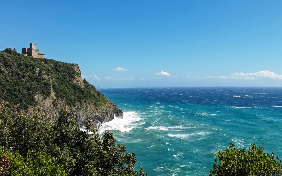 Felsige Bucht mit Bäumen und Meer in der Toskana